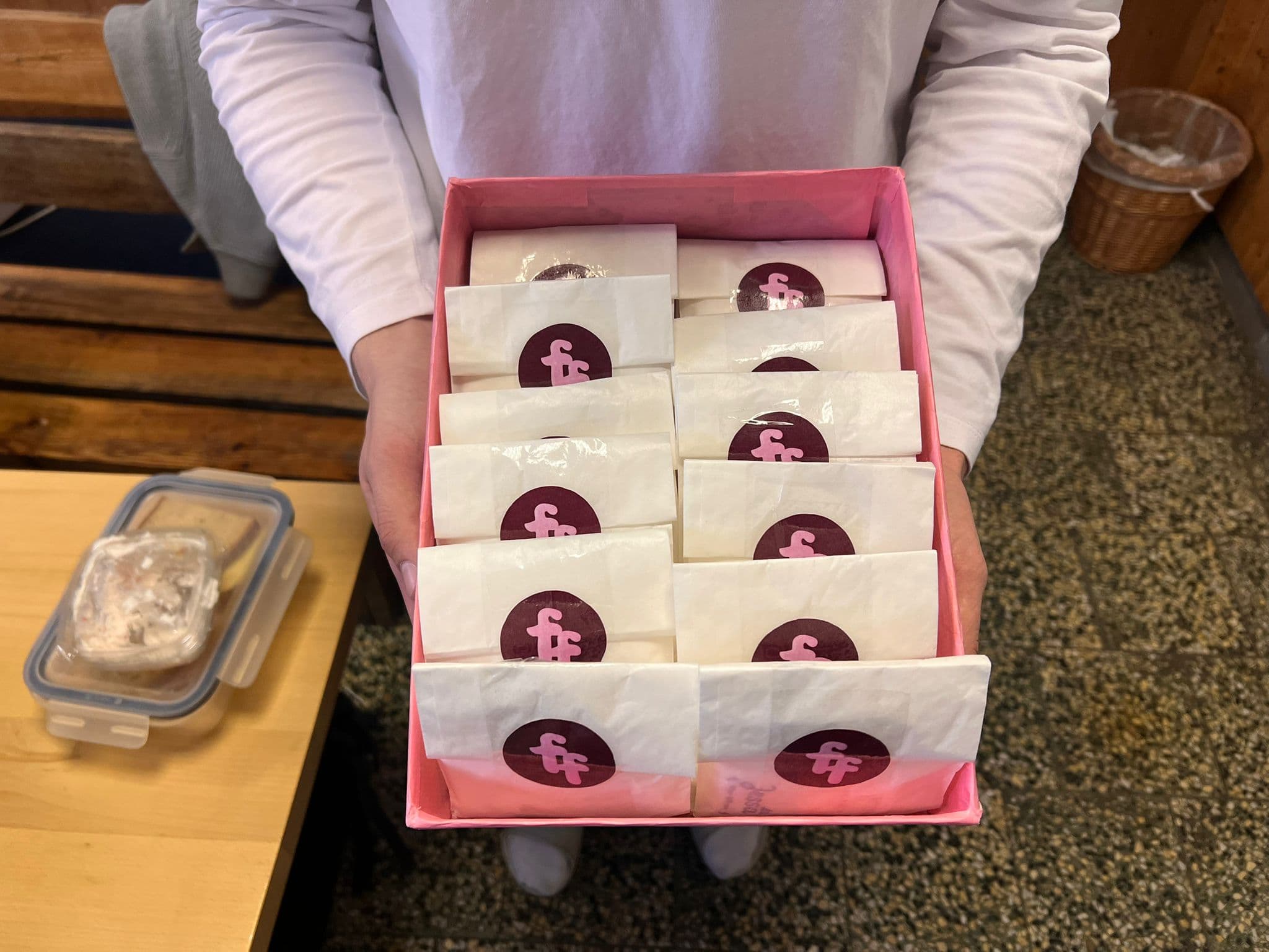 Krabice s menstruačními pomůckami připravená pro distribuci do škol