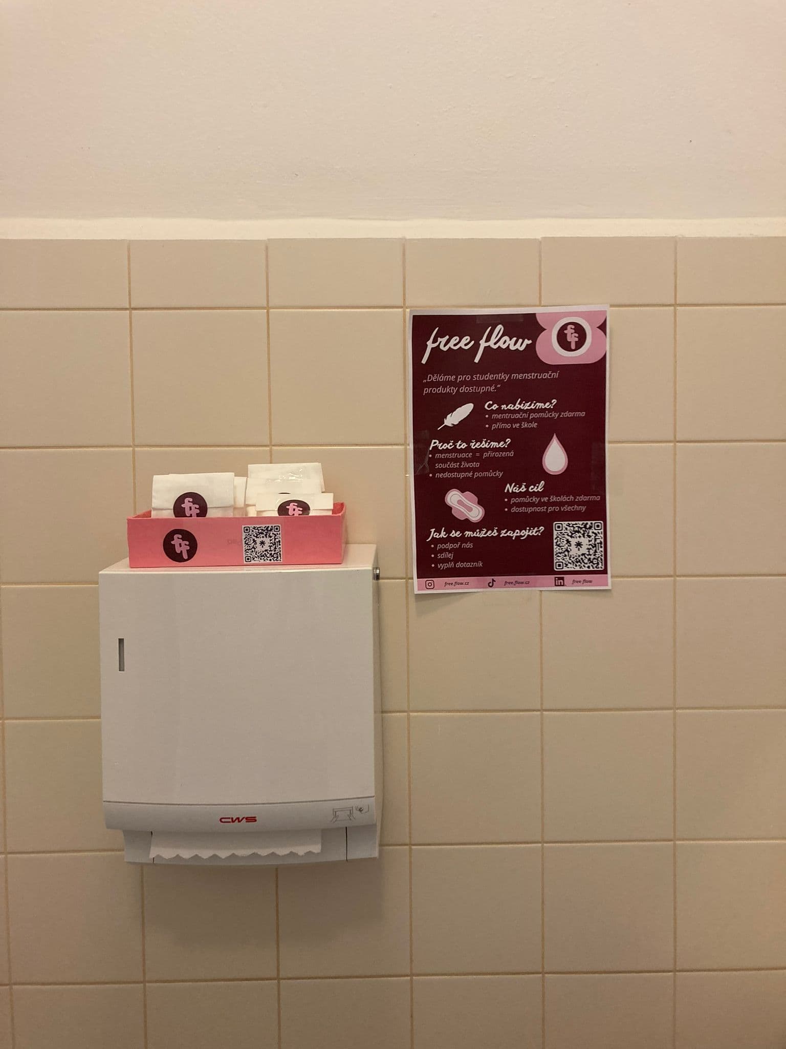 Dispenzor FreeFlow na toaletě Waldorfského lycea v Praze