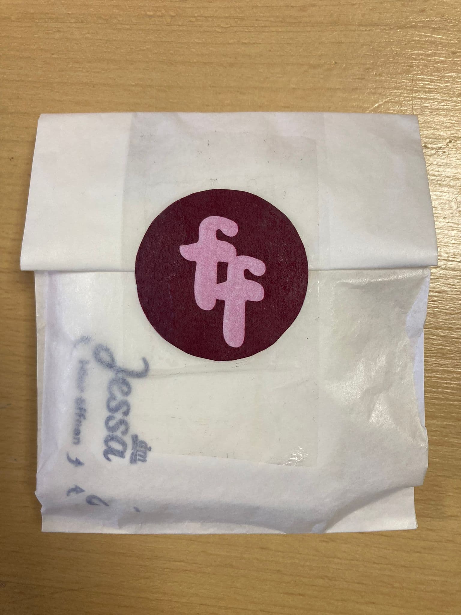 Menstruační produkt FreeFlow s reklamou partnera na obalu